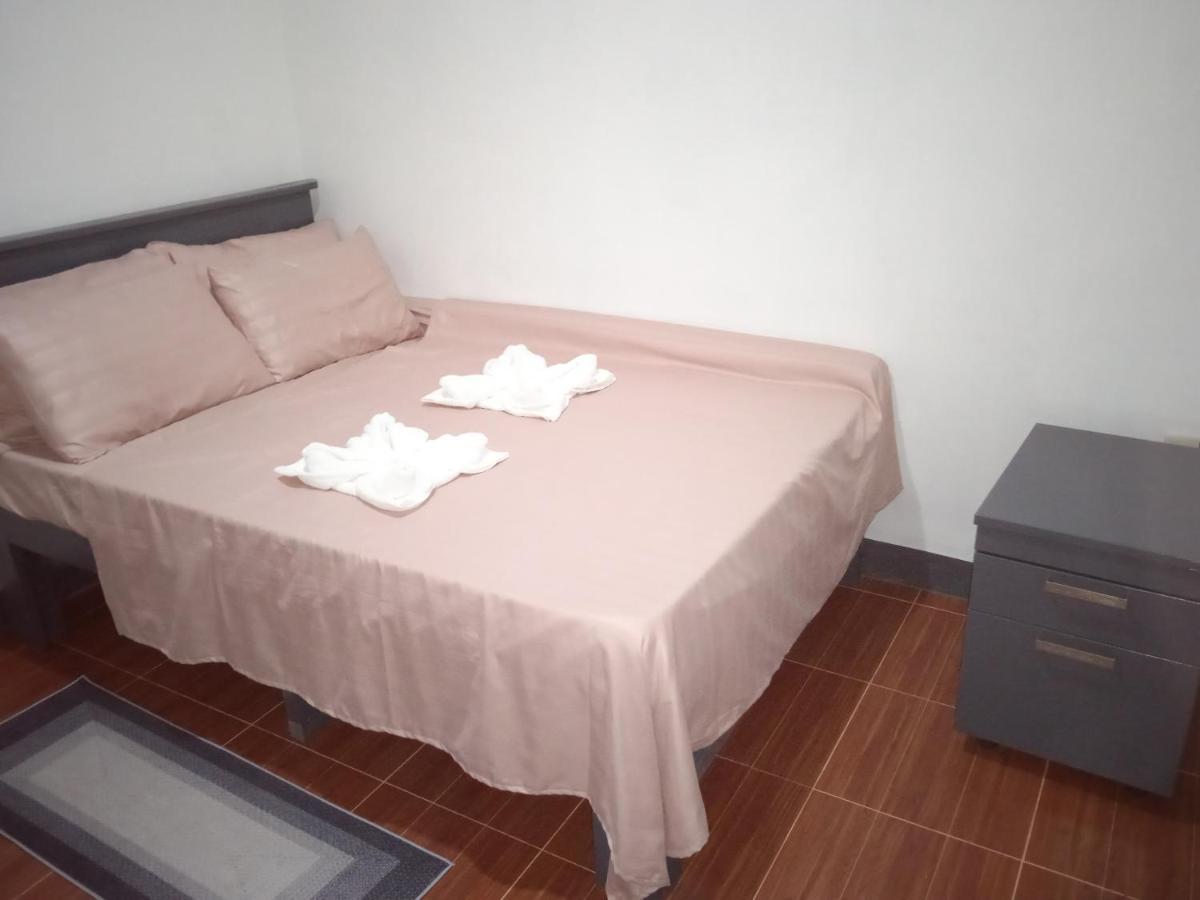 Sarah'S Garden Bnb & Spa Panzió Clarin  Kültér fotó